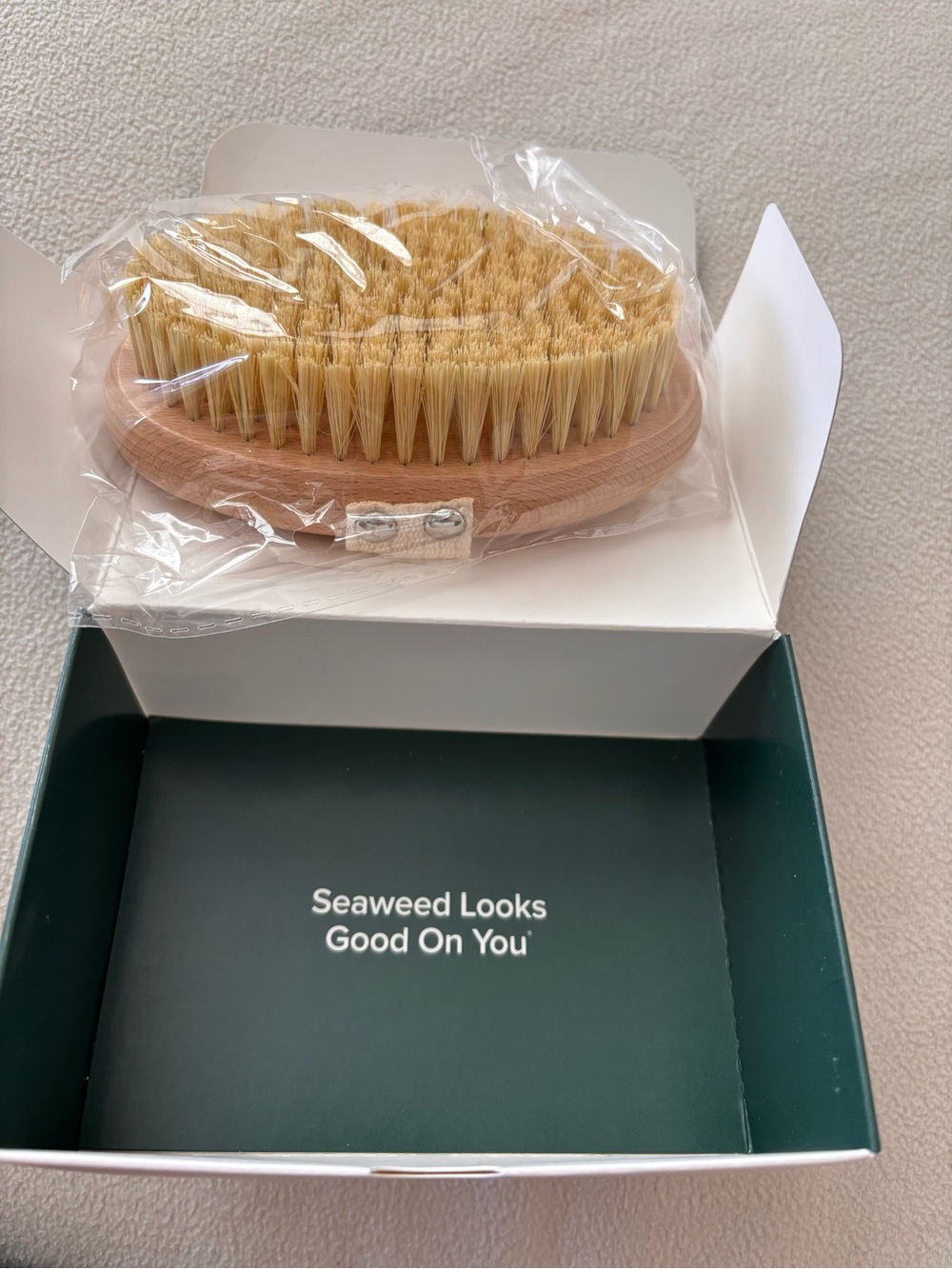 Sea Plant-Based Body Brush in Natural Beige and Light Wood - Picture 7 of 9
